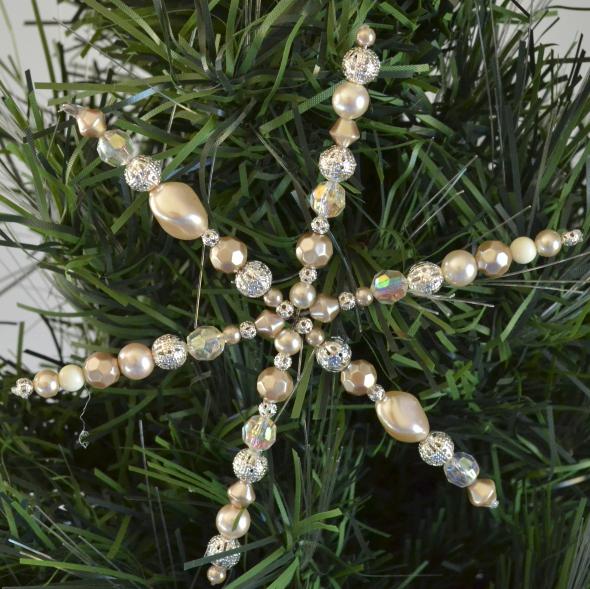 perles de verre sur le sapin de Noël