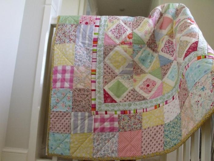 Comment choisir une couverture de bébé et comment la coudre dans une technique de patchwork?