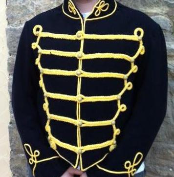 Le costume du nouvel an d'un hussard pour un garçon