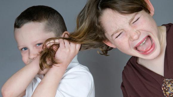 Un enfant bat des enfants - que faire dans cette situation? Pourquoi l'enfant bat-il d'autres enfants?