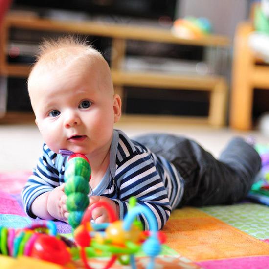 A quel âge les enfants commencent à tenir leur tête. Conseils pour les jeunes parents