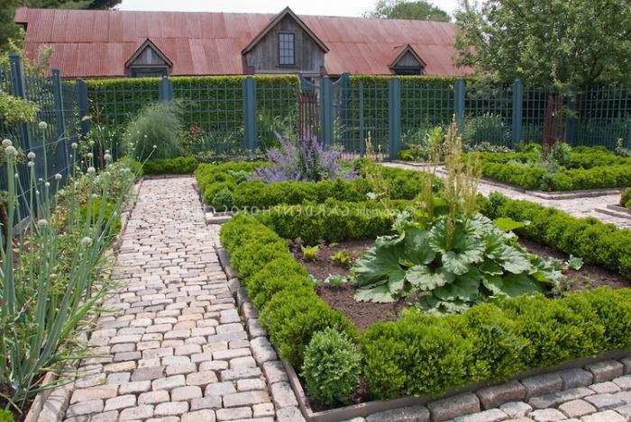 Comment faire des chemins dans le jardin de vos propres mains?