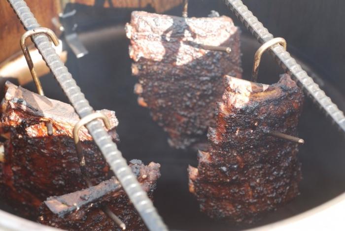 Smokehouse du baril est facile à faire. Règles de base de la construction