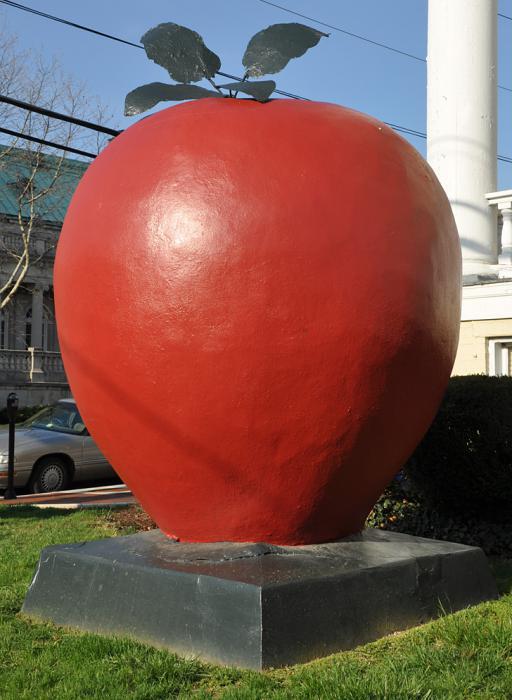 La plus grande pomme du monde: sur une branche et sur un piédestal