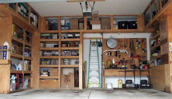 un rack pour les roues dans le garage