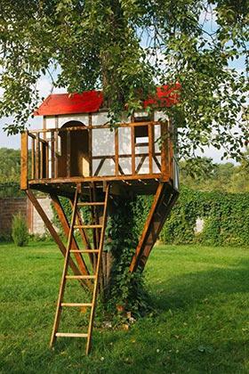 L'incarnation du rêve d'un enfant: une cabane dans les arbres