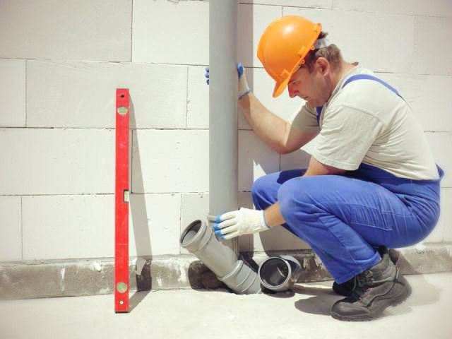 Conduit d'égout de remplacement dans l'appartement avec leurs propres mains: instruction