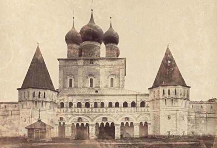 le guide du monastère Borisoglebsk de la région de Yaroslavl