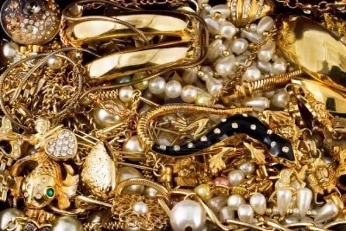 Pourquoi avez-vous rêvé de bijoux en or et en or?