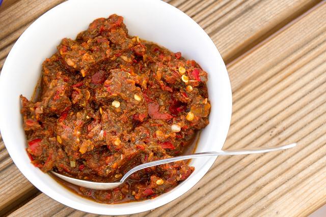 Adjika est Géorgien. Assaisonnement épicé pour les plats de viande