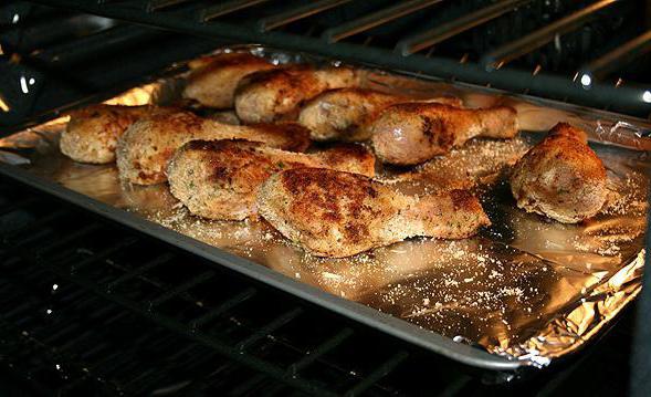 cuisses de poulet panées dans un four avec une pomme de terre