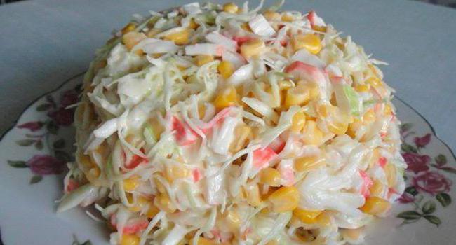 salade simple avec bâtonnets de crabe et maïs