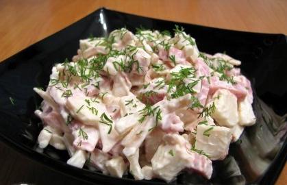 Salade avec bâtonnets de calamars et de crabe