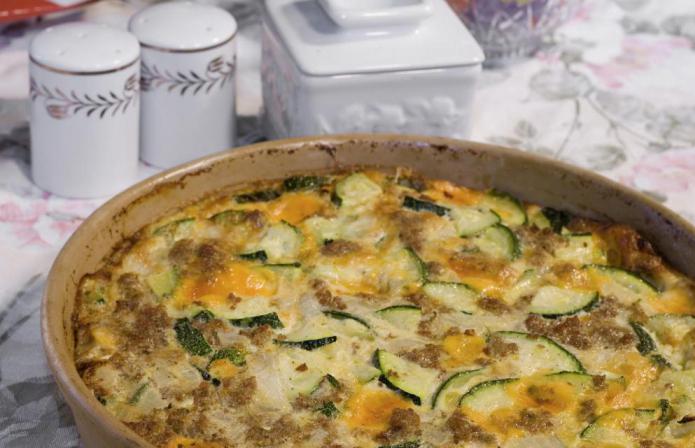 Courgettes à l'étouffée avec du poulet 