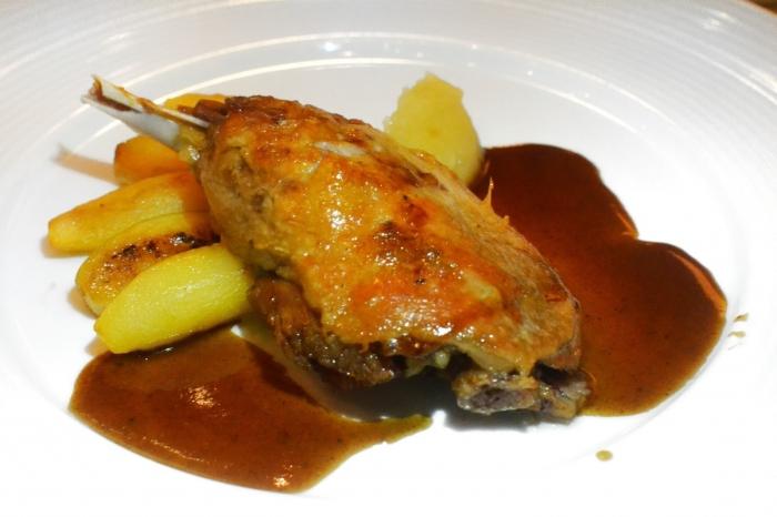 Comment faire cuire un canard avec des pommes de terre au four pour une table de fête?