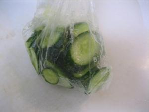 Préparation de concombres légèrement salés dans un emballage