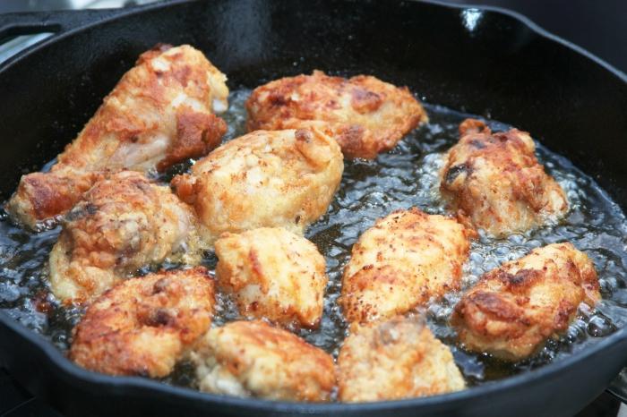 comment faire frire un poulet dans une poêle à frire