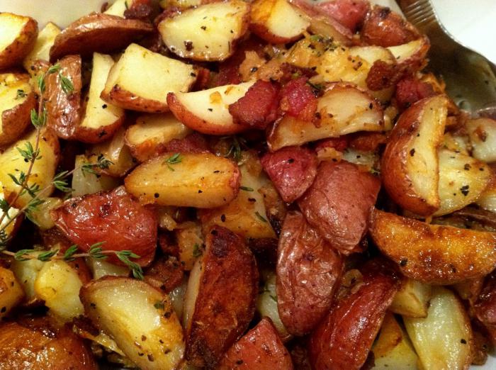 Des pommes de terre au bacon, cuites au four - nous cuisinons à la maison rapidement et délicieux!