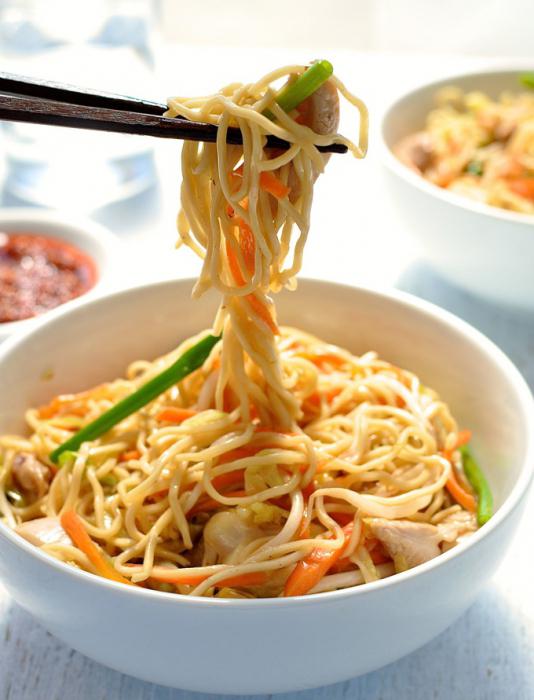 Nouilles chinoises au poulet et légumes. La recette de la cuisine