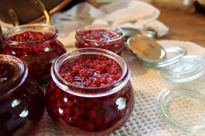 Compote de fruits compotés pour l'hiver