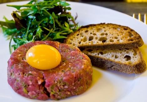 Plat original de la cuisine française: tartare de bœuf