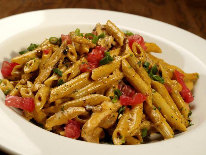 pâtes avec poitrine de poulet et tomates