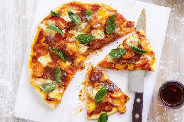 recette de pizza avec saucisse et tomates 