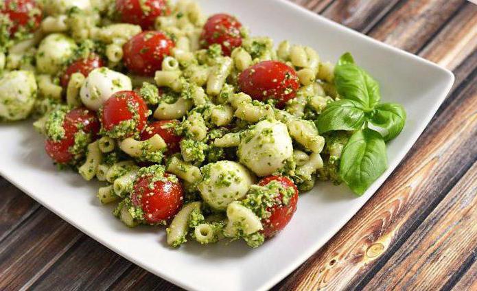 Recette caprese de salade avec sauce pesto