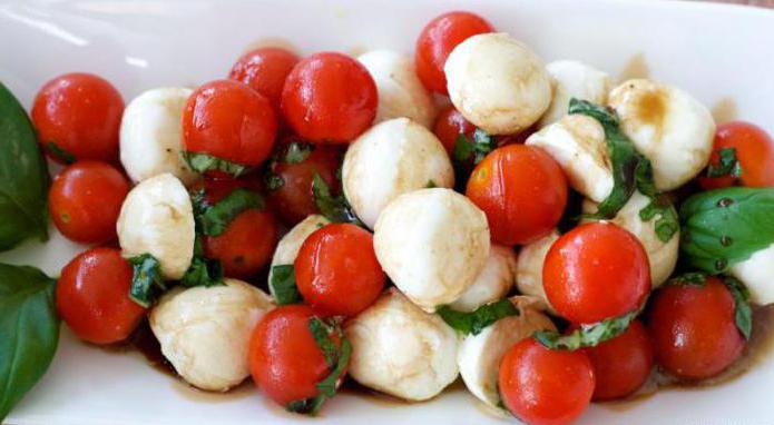 Salade de caprese et de tomates cerises