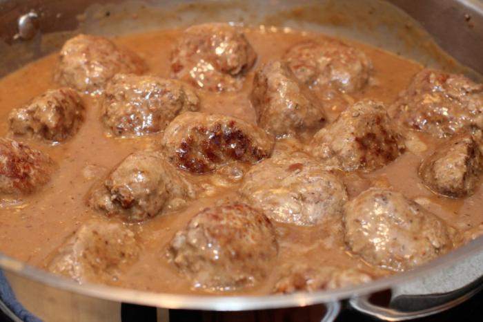 La recette pour les boulettes de viande est comme à la maternelle. Goût familier de l'enfance