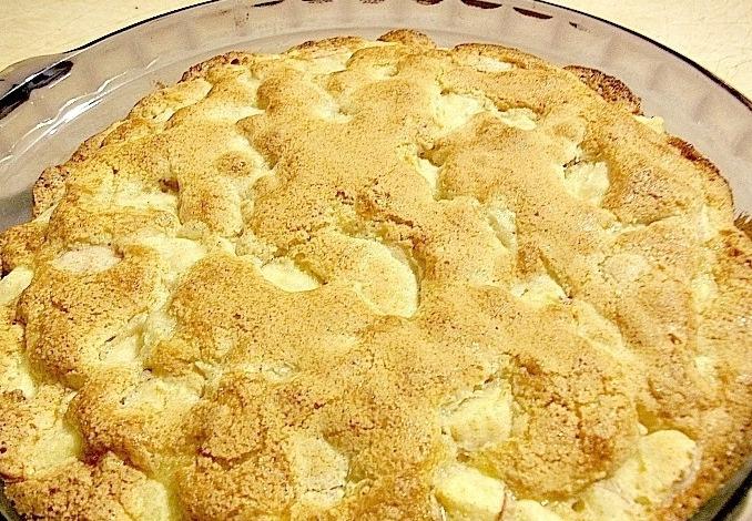Charlotte aux pommes dans le multivarquet: une recette pour faire une tarte savoureuse et magnifique