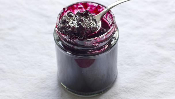 Currant tordu avec du sucre - savoureux et utile