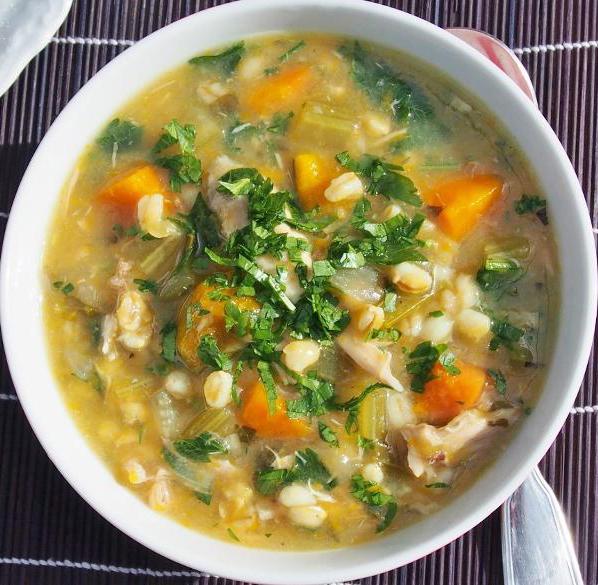 soupe aux légumes avec des céréales