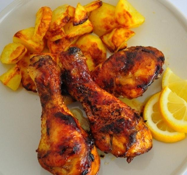 Pilon de poulet délicieux et copieux avec des pommes de terre au four