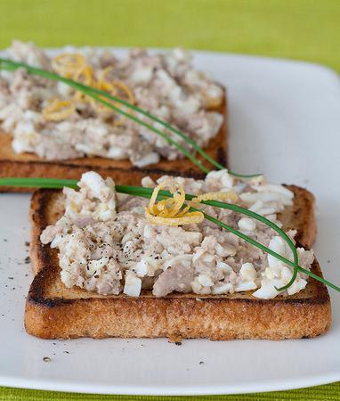 Délicieux apéritif - sandwichs au foie de morue et aux œufs