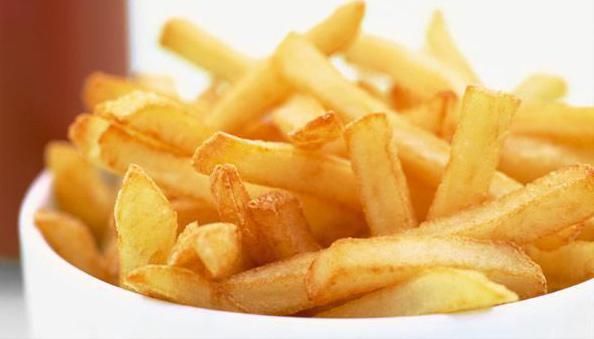 Délicieuse salade avec frites