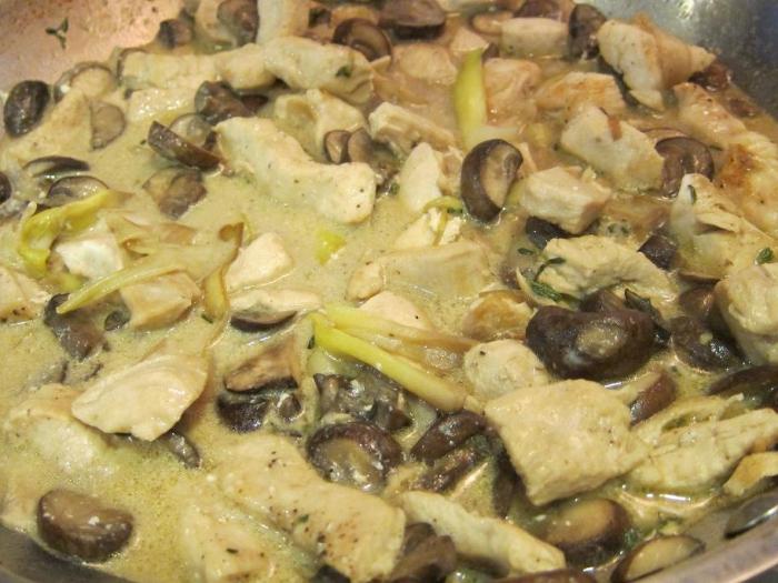 Filet de poulet savoureux et juteux dans une poêle à frire: recette