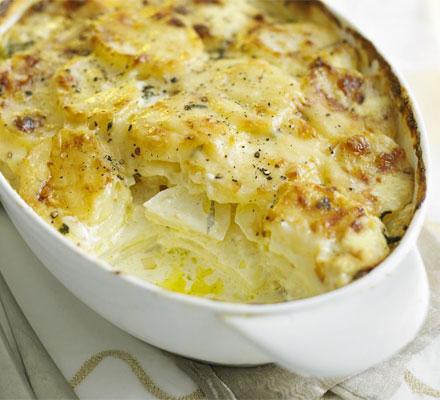 Nous cuisons des pommes de terre avec du fromage au four