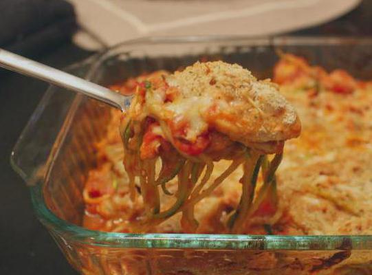 casserole avec des pommes de terre au poulet et des courgettes