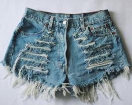 Comment faire des jeans avec des shorts en lambeaux? La deuxième vie des choses