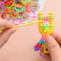 Bracelet Caterpillar fait de bandes élastiques sur la fronde