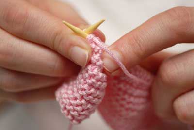 Aide à la désignation de tricot avec des aiguilles à tricoter
