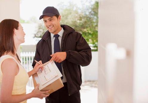 courrier de conducteur avec la voiture privée