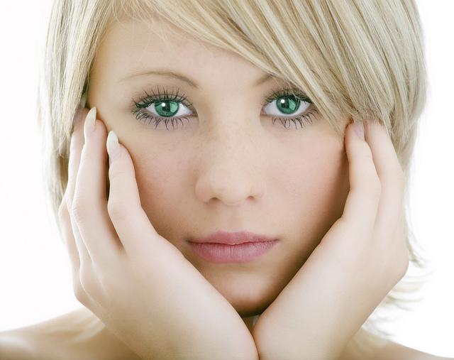 couleur des cheveux blonds yeux verts