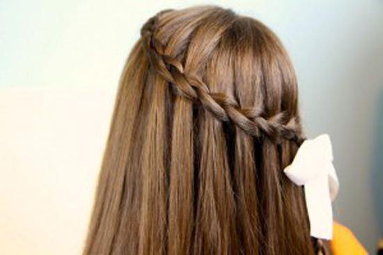 Belles coiffures avec des cheveux qui coule à l'école 