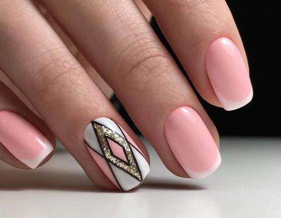 manucure rose doucement sur les ongles courts