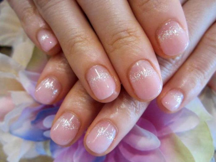 Faire une manucure élégante simplement! Manucure française sur les ongles courts