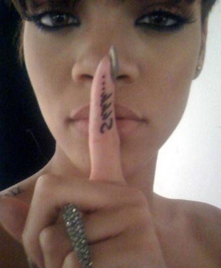 Rihanna tatouage sur la main 