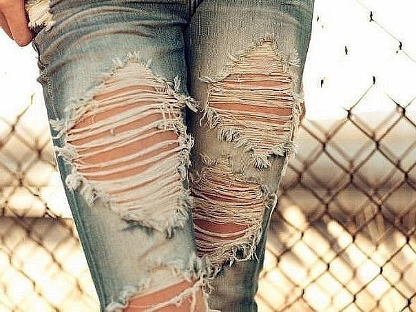 Sur comment faire de beaux trous sur les jeans