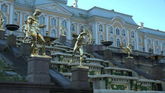 salles d'un grand palais dans le Peterhof